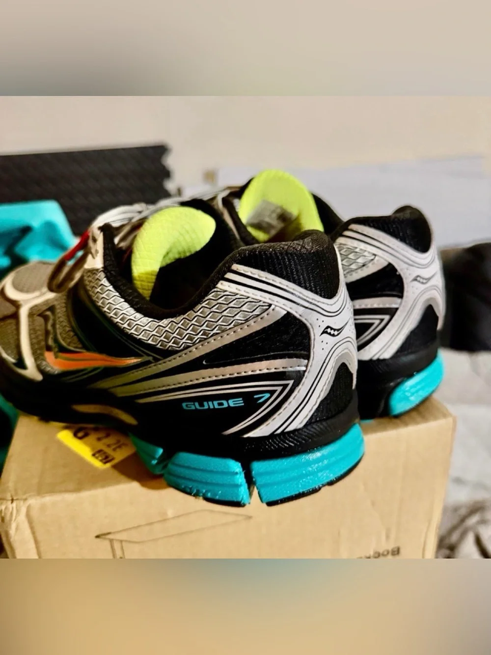 Saucony Men’s Gray Running Shoes with Black Accents